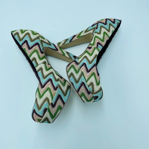 Madden Girl “Malley” Zigzag Chevron Multi Color Green Beige Platform Pumps - Picture 7 of 8